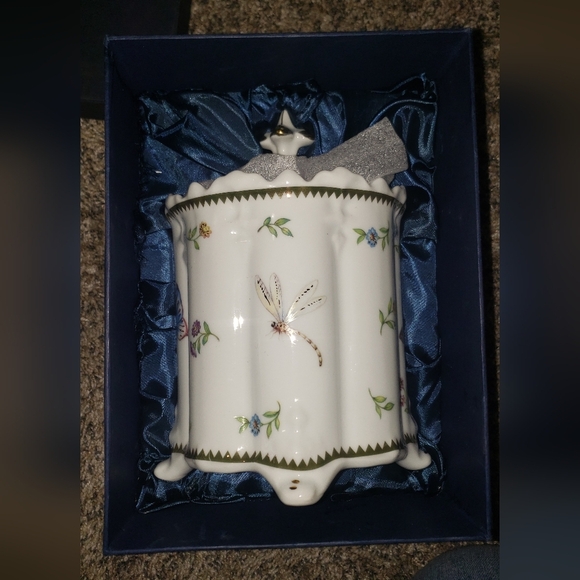 NIB Godinger & Co, Porcelain, Primavera, Gold, Bee and Butterfly Detailed Jar - Picture 1 of 9